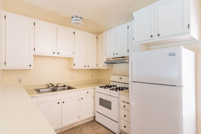 Kitchen - 1643 Cortez St