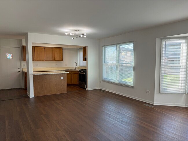 Dining area - 241 E Palatine Rd