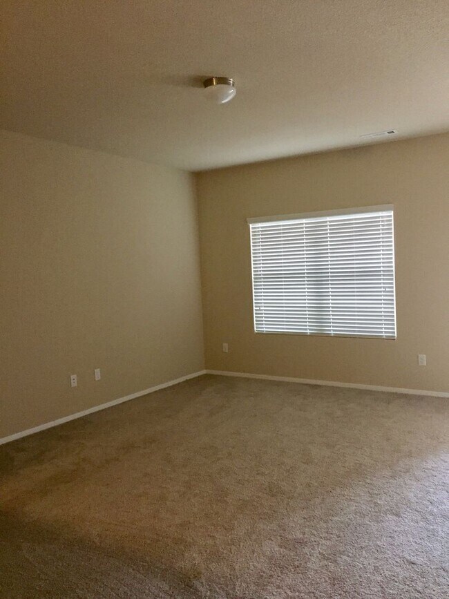 Building Photo - 4 Bedroom Home for Rent in Fayetteville!
