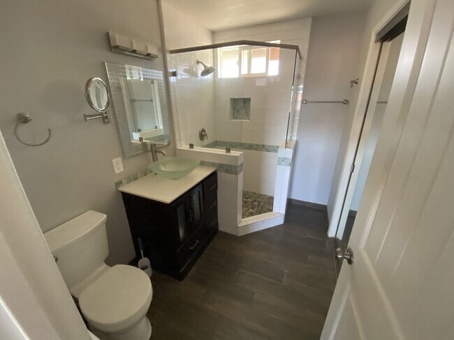 Foto del edificio - Private Room with Ensuite Bath in Lompoc