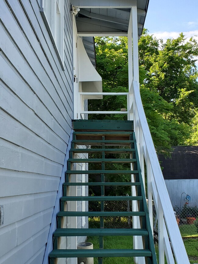 Entry Landing for Unit A - 305 E Sabine St