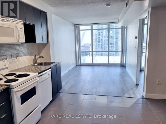 Building Photo - 15 Fort York Blvd