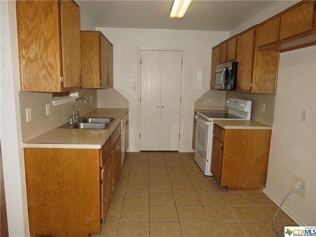 Building Photo - 2707 Alma Dr