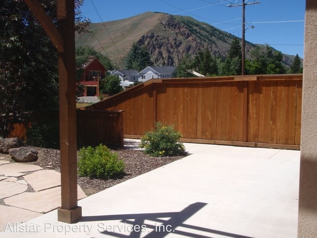 Building Photo - 3 br, 2.5 bath House - 720 S River St
