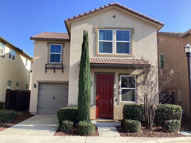 Building Photo - 1587 Etchings Way