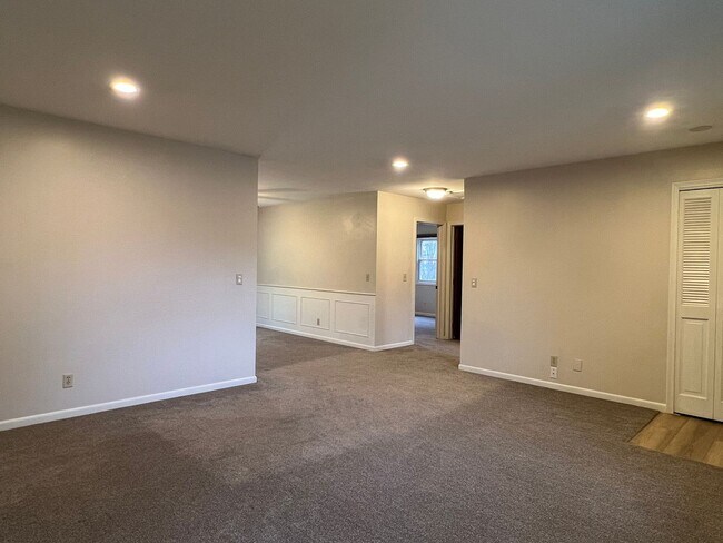 Foto del edificio - Spacious 2-BDR 1-BTH Duplex in Okemos