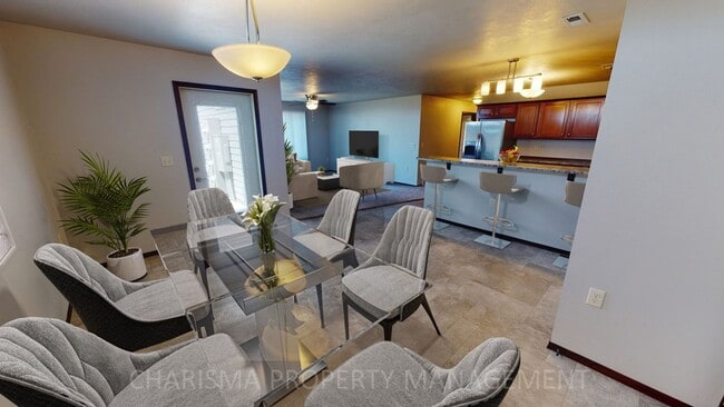 Foto del edificio - LOWER LEVEL 3 BEDROOM, 2 BATH TOWN HOME, INDIVIDUAL ENTRANCE, DOUBLE ATTACHED GARAGE, PET FRIENDLY