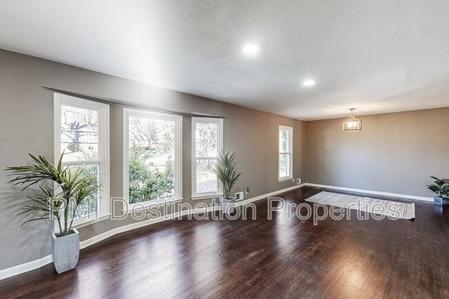 Building Photo - 8009 Roe Ave