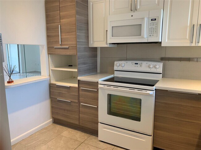 Foto del edificio - 8285 Sunrise Lakes Blvd