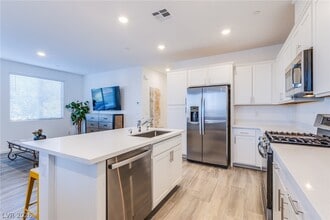 Building Photo - 145 Aqua Cmns