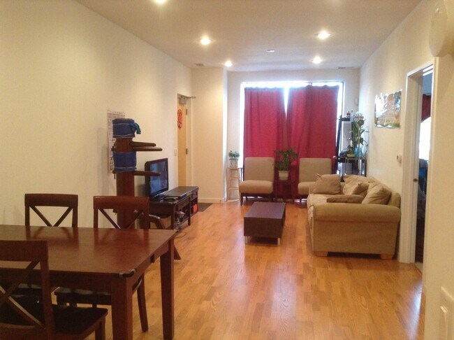 Foto del edificio - 2224 W Madison St