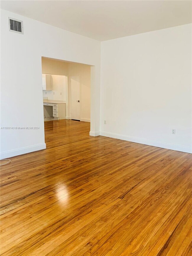 Foto del edificio - 2842 Pine Tree Dr