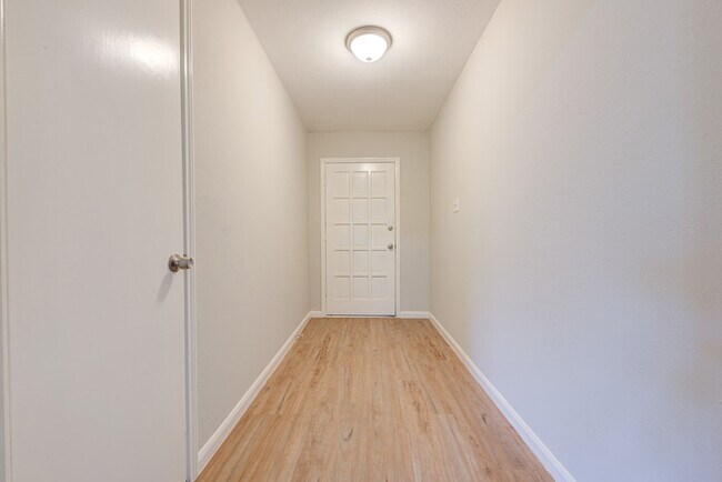 Foto del edificio - 2035 Deerhurst Ln