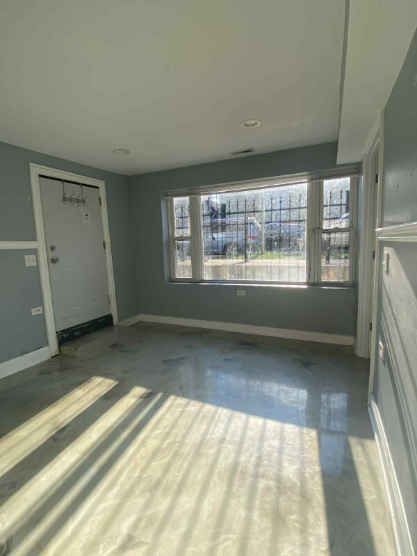 Building Photo - 2337 S Sacramento Ave