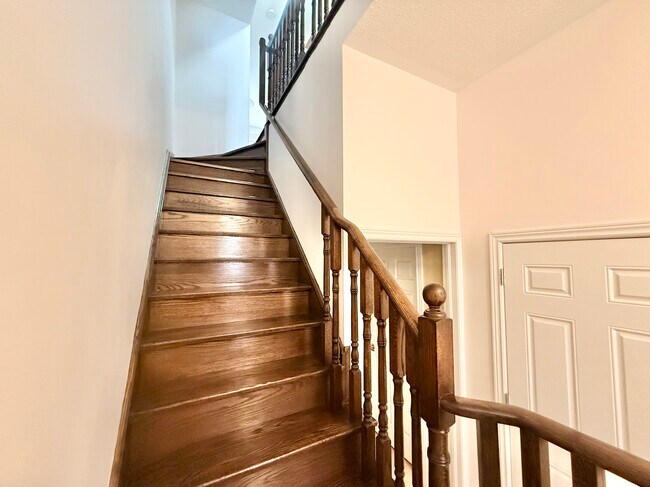 Building Photo - 3 BED - 3 BATH - BRAMPTON - STACKED TOWNHOUSE