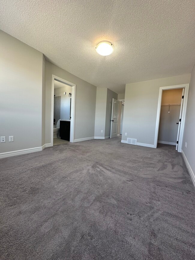 Building Photo - 40 Currant Cres