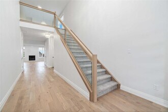 Building Photo - 608 Sweetbay Cres