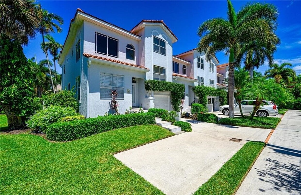 ***3 BEDROOM + DEN/3 BATH***OLDE NAPLES***... House Rental in Naples