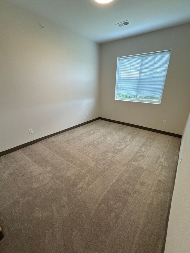 Building Photo - Upper level Unit-Private Entrance with a Townhome Feel