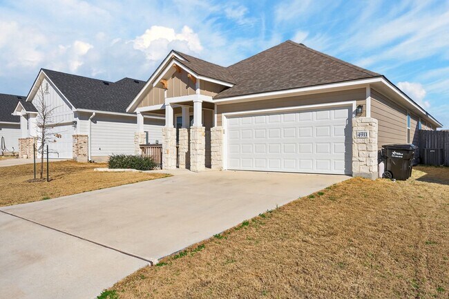 Foto del edificio - AVAILABLE NOW!