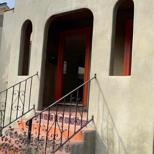 Entrada - 1829 S Cloverdale Ave