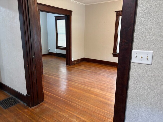 Building Photo - 3204 Holdrege St