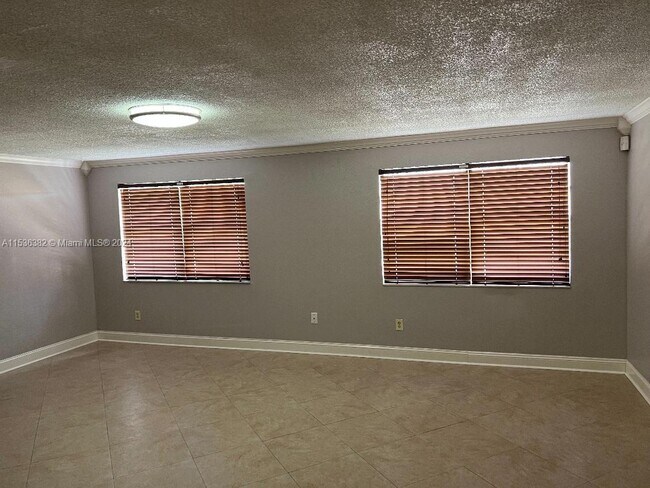 Building Photo - 1305 W 53rd St