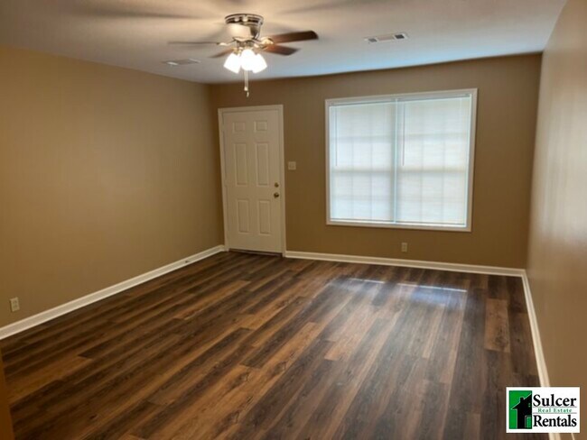 Building Photo - Newly Renovated 3BR house in a great locat...
