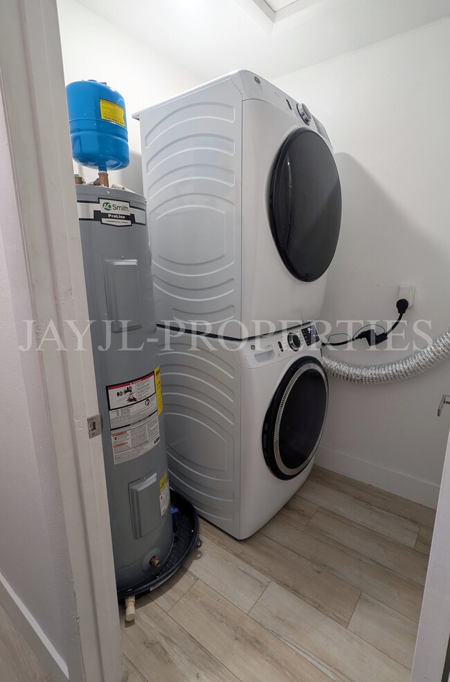 Building Photo - 1997 Bonneville Dr