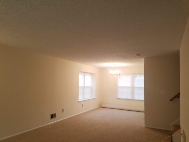 Foto del edificio - Updated, spacious, centrally located end-u...