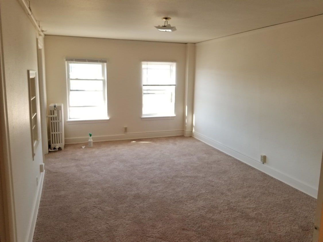 Living room - 308 W Champion St