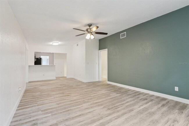 Building Photo - 607 E River Dr