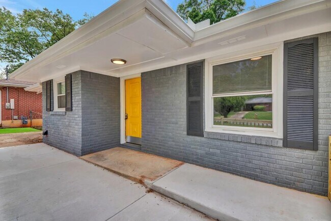 Building Photo - 2647 Flagstone Dr SE
