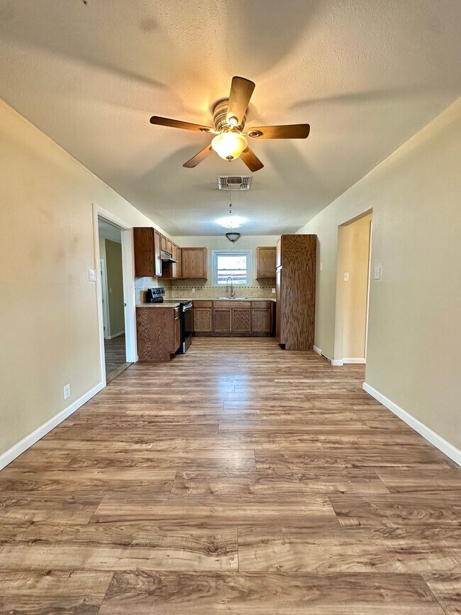 Building Photo - COMING MAY 2026 - Cozy 3 Bedroom Home Near Fort Concho!