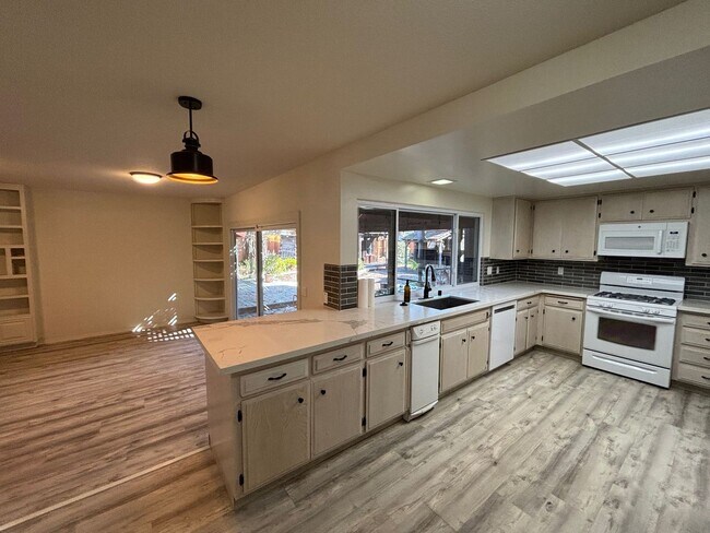 Foto del edificio - Updated 3 bedroom 2 bathroom Single Family...
