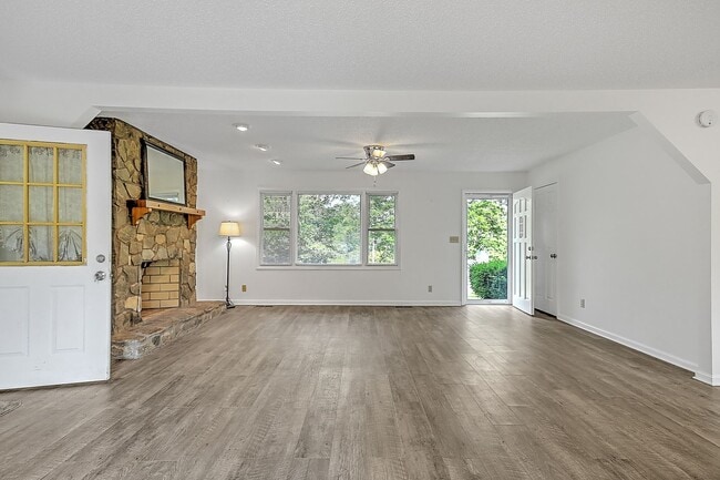 Building Photo - 2 Bedroom & Office Space / 1.5 Bath Brick ...