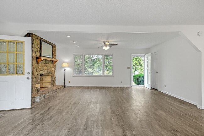 Foto del edificio - 2 Bedroom & Office Space / 1.5 Bath Brick ...