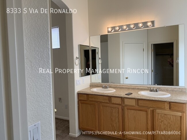 Building Photo - AVAILABLE NOW!!  Amazing 4bed/2bath in Rit...