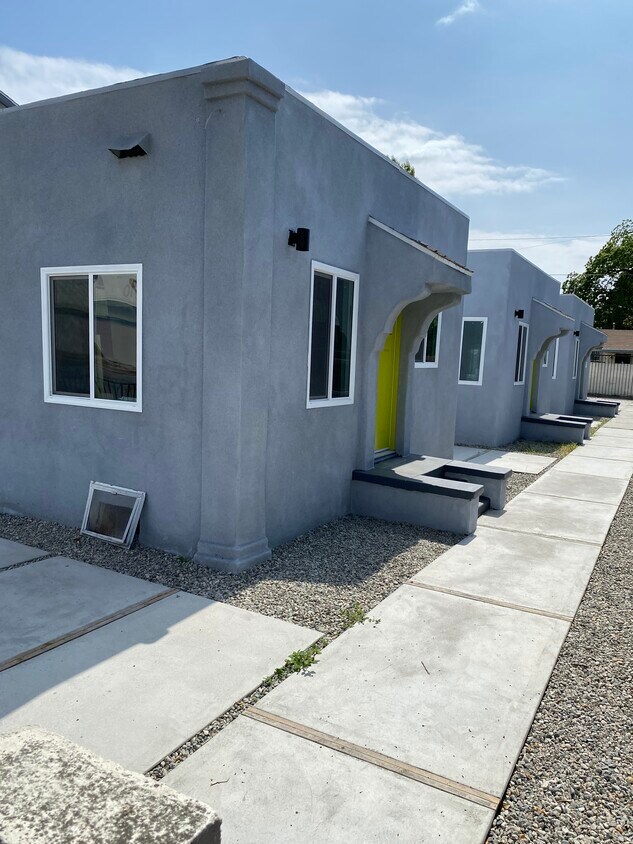 Foto principal - 5719 S Normandie Ave