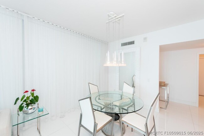 Foto del edificio - 6899 Collins Ave