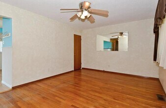 Building Photo - 980 Manresa Ln