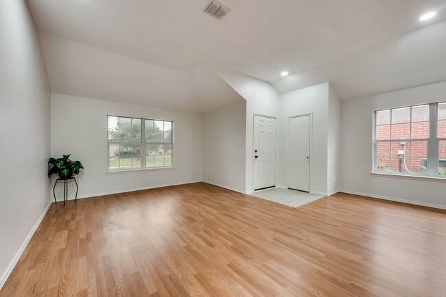 Building Photo - 10813 Fawn Valley Dr