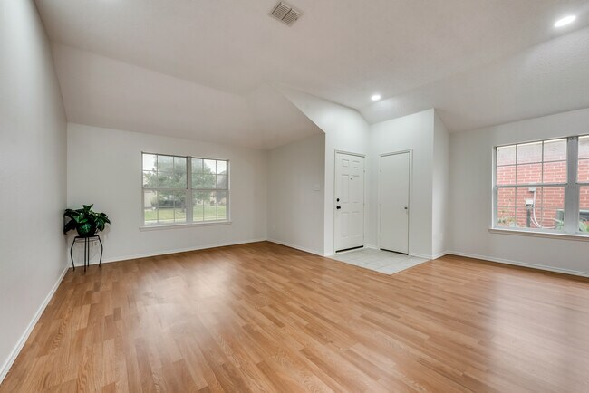 Foto del edificio - 10813 Fawn Valley Dr