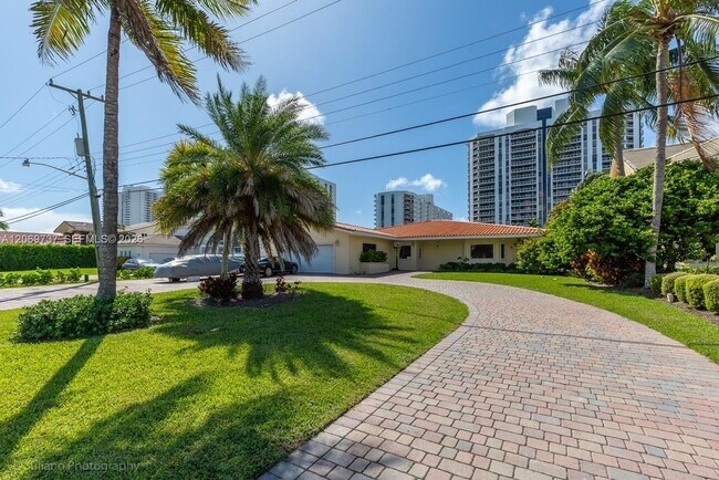 Foto del edificio - 437 Holiday Dr