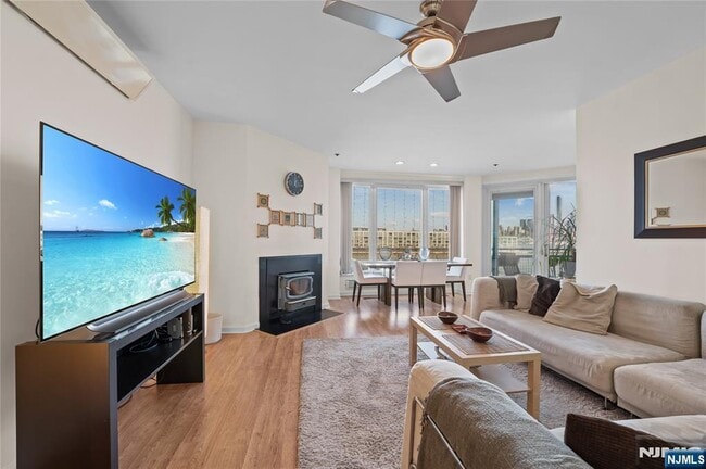 Foto del edificio - 600 Harbor Blvd