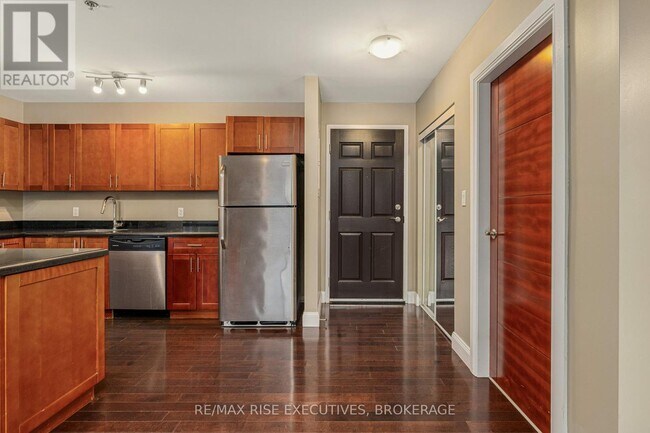 Photo du bâtiment - 313-539 Armstrong Rd