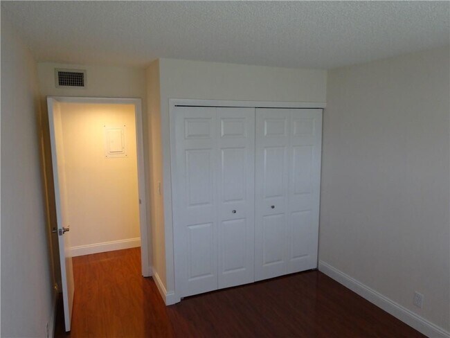 Foto del edificio - 220 Lakeview Dr