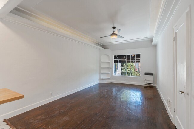 Building Photo - 857 N Oxford Ave