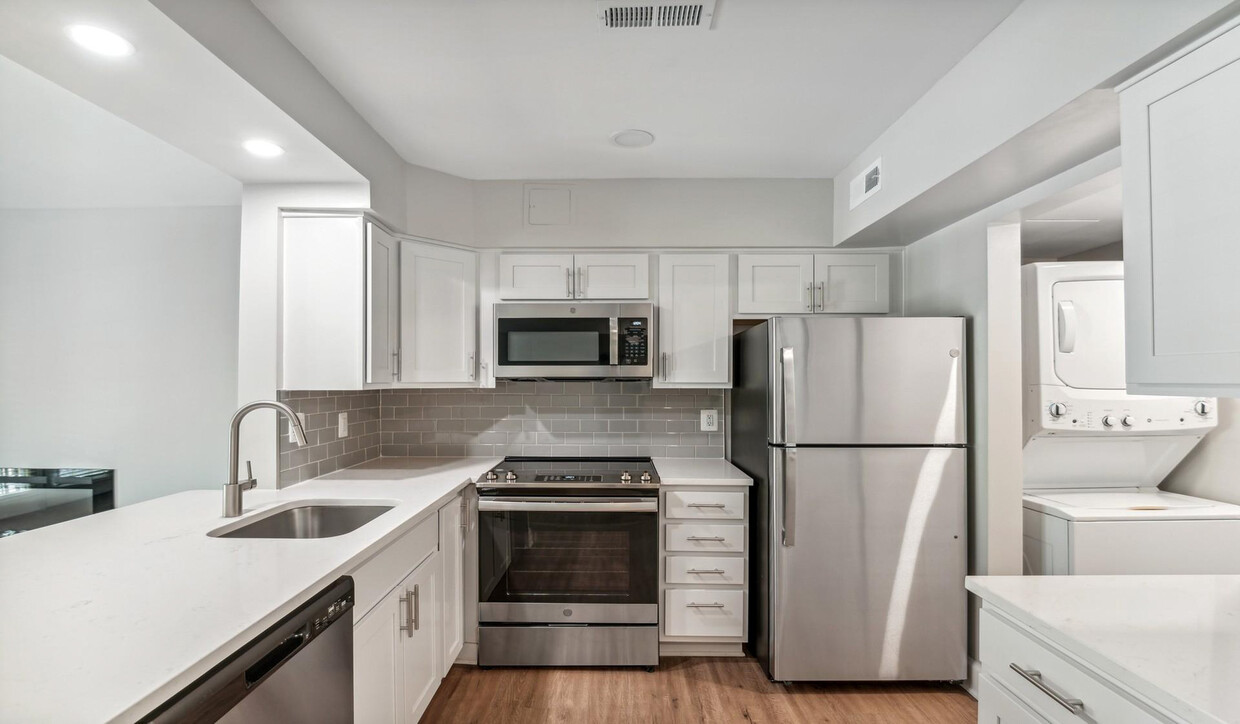 Foto principal - 3800 Porter St NW