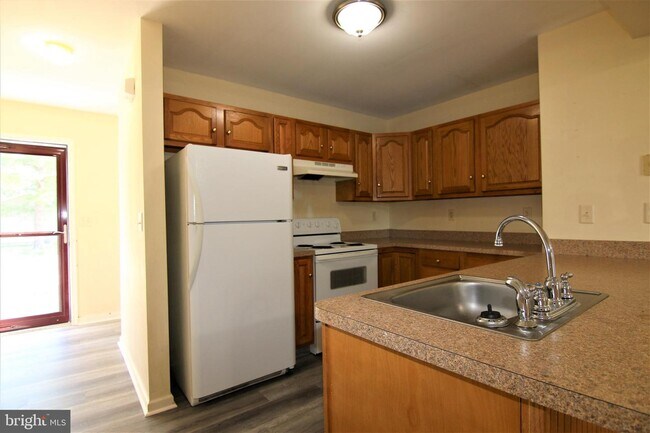 Building Photo - 115 E Sewell St